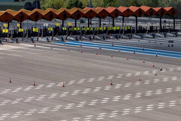 General view of an empty toll in Martorell, in Barcelona, Spain, 04 April 2020, during the 21st consecutive day of mandatory home confinement. Spanish Prime Minister, Pedro Sanchez, has announced he will be asking Parliament to approve an enlargement of lockdown of 15 days until 26 April 2020. Enlargement of lockdown 15 days until 26 April 2020 !ACHTUNG: NUR REDAKTIONELLE NUTZUNG!  Copyright: xQuiquexGarcíax GRAF5690 20200404-637216166723567577