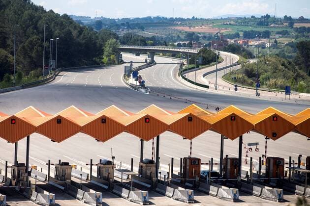 General view of an empty toll in Martorell, in Barcelona, Spain, 04 April 2020, during the 21st consecutive day of mandatory home confinement. Spanish Prime Minister, Pedro Sanchez, has announced he will be asking Parliament to approve an enlargement of lockdown of 15 days until 26 April 2020. Enlargement of lockdown 15 days until 26 April 2020 !ACHTUNG: NUR REDAKTIONELLE NUTZUNG!  Copyright: xQuiquexGarcíax GRAF5682 20200404-637216167331553175