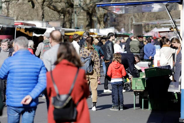 Menschenmengen auf dem Wochenmarkt am Kollwitzplatz, waehrend der Corona-Krise,DEU, Berlin, 04.04.2020