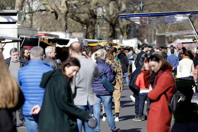 Menschenmengen auf dem Wochenmarkt am Kollwitzplatz, waehrend der Corona-Krise,DEU, Berlin, 04.04.2020