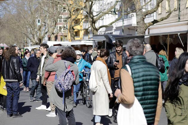 News Bilder des Tages Menschenmengen auf dem Wochenmarkt am Kollwitzplatz, waehrend der Corona-Krise,DEU, Berlin, 04.04.2020