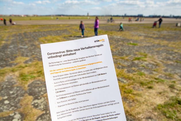 Springlike weather lures the Berliners outside, On Saturday, with almost 15 degrees and sunshine, hundreds of Berliners were drawn to the Tempelhof field. Unfortunately, not all of them adhered to the contact restrictions The Berlin police drove to Berlin Tempelhof Berlin Germany