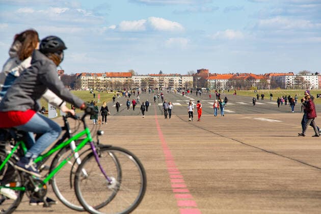 Springlike weather lures the Berliners outside, On Saturday, with almost 15 degrees and sunshine, hundreds of Berliners were drawn to the Tempelhof field. Unfortunately, not all of them adhered to the contact restrictions The Berlin police drove to Berlin Tempelhof Berlin Germany