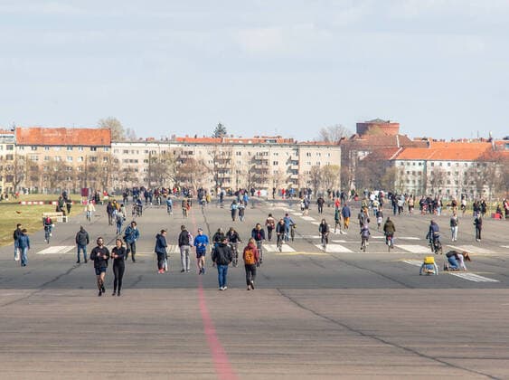 Springlike weather lures the Berliners outside, On Saturday, with almost 15 degrees and sunshine, hundreds of Berliners were drawn to the Tempelhof field. Unfortunately, not all of them adhered to the contact restrictions The Berlin police drove to Berlin Tempelhof Berlin Germany