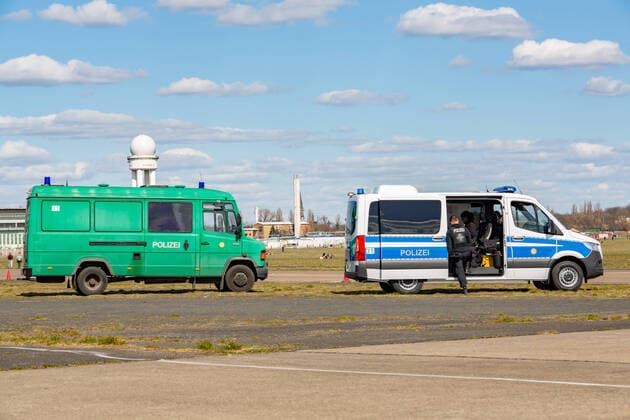 Springlike weather lures the Berliners outside, On Saturday, with almost 15 degrees and sunshine, hundreds of Berliners were drawn to the Tempelhof field. Unfortunately, not all of them adhered to the contact restrictions The Berlin police drove to Berlin Tempelhof Berlin Germany