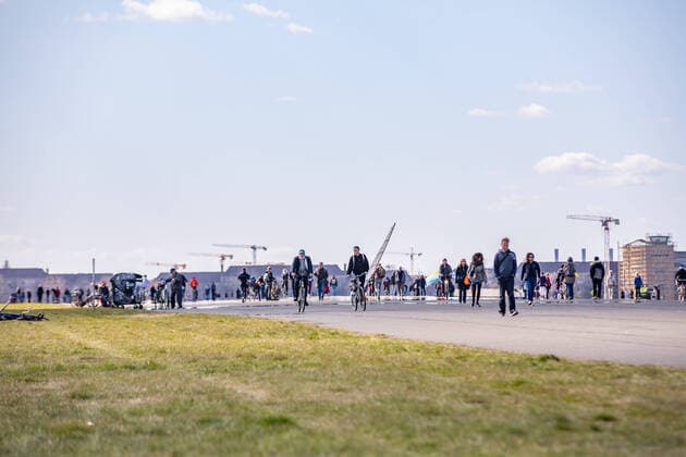 Springlike weather lures the Berliners outside, On Saturday, with almost 15 degrees and sunshine, hundreds of Berliners were drawn to the Tempelhof field. Unfortunately, not all of them adhered to the contact restrictions The Berlin police drove to Berlin Tempelhof Berlin Germany