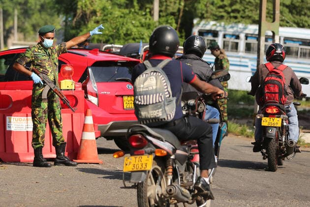 April 4, 2020, Colombo, Sri Lanka: Sri Lankan police Special Task Force officers at a checkpoint enforcing the island-wide curfew..The Sri Lankan government has implemented an island-wide curfew until further notice in order to slow down the spread of the SARS-CoV-2 coronavirus that causes the COVID-19 disease. To date Sri Lanka has confirmed at least 162 novel coronavirus infections with five deaths and 25 recovered. Colombo Sri Lanka - ZUMAs197 20200404_zaa_s197_067 Copyright: xHarshanaxJohanasx
