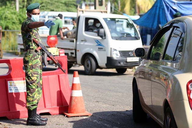 April 4, 2020, Colombo, Sri Lanka: A Sri Lankan police Special Task Force officer at a checkpoint enforcing the island-wide curfew..The Sri Lankan government has implemented an island-wide curfew until further notice in order to slow down the spread of the SARS-CoV-2 coronavirus that causes the COVID-19 disease. To date Sri Lanka has confirmed at least 162 novel coronavirus infections with five deaths and 25 recovered. Colombo Sri Lanka - ZUMAs197 20200404_zaa_s197_064 Copyright: xHarshanaxJohanasx