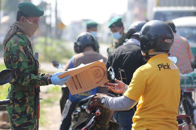 April 4, 2020, Colombo, Sri Lanka: A Sri Lankan police Special Task Force officer at a checkpoint enforcing the island-wide curfew..The Sri Lankan government has implemented an island-wide curfew until further notice in order to slow down the spread of the SARS-CoV-2 coronavirus that causes the COVID-19 disease. To date Sri Lanka has confirmed at least 162 novel coronavirus infections with five deaths and 25 recovered. Colombo Sri Lanka - ZUMAs197 20200404_zaa_s197_065 Copyright: xHarshanaxJohanasx