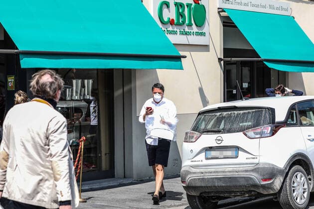 Sant Ambrogio market. Coronavirus, Senator Matteo Renzi does the shopping with the mask at the C. Bio shop owned by chef Fabio Picchi (Claudio Fusi Fotogramma, Florence - 2020-04-04) p.s. la foto e utilizzabile nel rispetto del contesto in cui e stata scattata, e senza intento diffamatorio del decoro delle persone rappresentate  Copyright: xClaudioxFusix xFOTOGRAMMAx