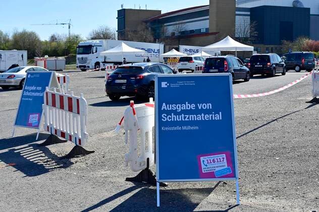 04 04 20, Oberhausen, North Rhine-Westphalia, Germany Corona crisis On the premises of a car park at the Centro Oberhausen, protective material for doctors is distributed free of charge by the Kassenaerztliche Vereinigung Niederrhein By means of a QR Code, doctors can pick up their cartons