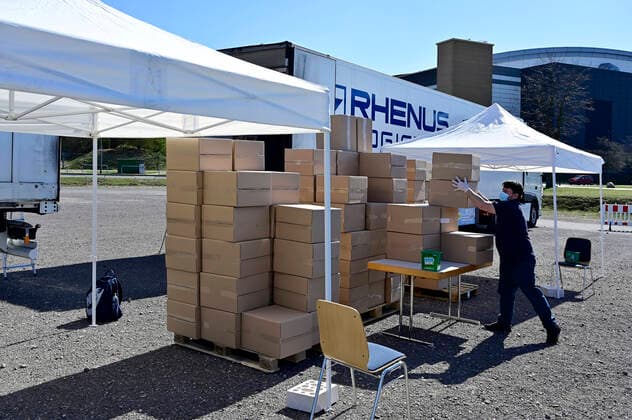 04 04 20, Oberhausen, North Rhine-Westphalia, Germany Corona crisis On the premises of a parking lot at the Centro Oberhausen, protective material for doctors is distributed free of charge by the Kassenaerztliche Vereinigung Niederrhein By means of a delivered QR Code, doctors can pick up th