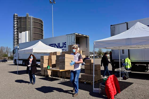 04 04 20, Oberhausen, North Rhine-Westphalia, Germany Corona crisis On the area of a parking lot at the Centro Oberhausen, protective material for physicians is distributed free of charge by the Kassenaerztliche Vereinigung Niederrhein By means of a deliver