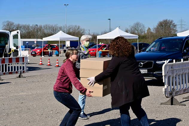 04 04 20, Oberhausen, North Rhine-Westphalia, Germany Corona crisis On the area of a parking lot at the Centro Oberhausen, protective material for physicians is distributed free of charge by the Kassenaerztliche Vereinigung Niederrhein By means of a deliver