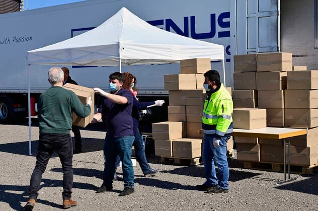 04 04 20, Oberhausen, North Rhine-Westphalia, Germany Corona crisis On the area of a parking lot at the Centro Oberhausen, protective material for physicians is distributed free of charge by the Kassenaerztliche Vereinigung Niederrhein By means of a deliver