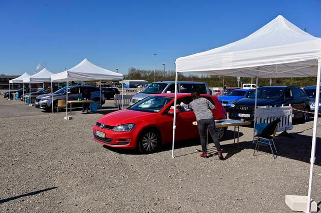 04 04 20, Oberhausen, North Rhine-Westphalia, Germany Corona crisis On the area of a parking lot at the Centro Oberhausen, protective material for physicians is distributed free of ch