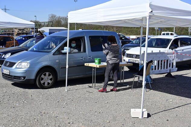 04 04 20, Oberhausen, North Rhine-Westphalia, Germany Corona crisis On the area of a parking lot at the Centro Oberhausen, protective material for physicians is distributed free of ch