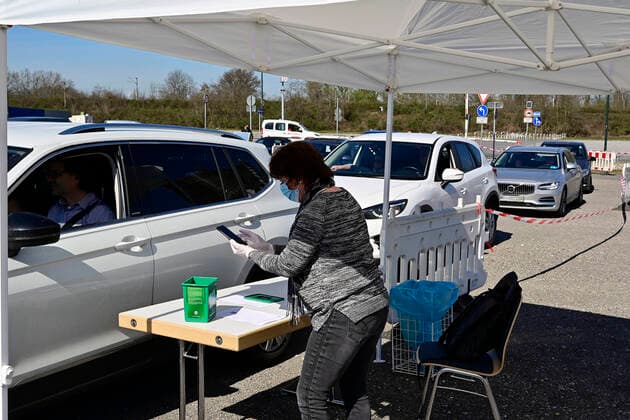 04 04 20, Oberhausen, North Rhine-Westphalia, Germany Corona crisis On the area of a parking lot at the Centro Oberhausen, protective material for physicians is distributed free of ch