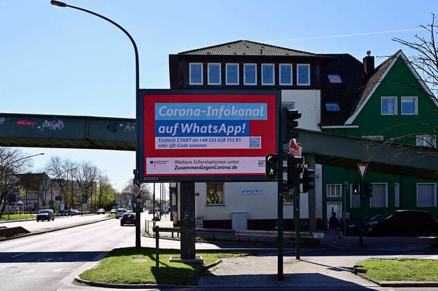 04 04 20, Essen, North Rhine-Westphalia, Germany Impact of the Corona Crisis in Germany Information for Citizens on Behaviours on a Digital Advertising Monitor at Alfredstrasse B224 in the Essen City Area Everyday Life during the Corona Crisis