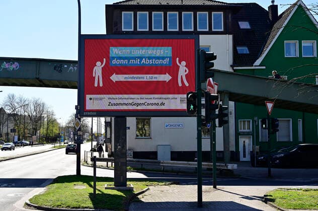04 04 20, Essen, North Rhine-Westphalia, Germany Impact of the Corona Crisis in Germany Information for Citizens on Behaviours on a Digital Advertising Monitor at Alfredstrasse B224 in the Essen City Area Everyday Life during the Corona Crisis