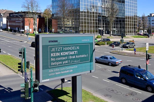 04 04 20, Essen, North Rhine-Westphalia, Germany Impact of the Corona Crisis in Germany Information for Citizens on Behaviours on a Digital Advertising Monitor at Alfredstrasse B224 in the Essen City Area Everyday Life during the Corona Crisis