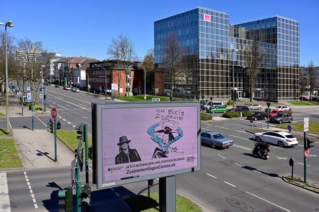 04 04 20, Essen, North Rhine-Westphalia, Germany Impact of the Corona Crisis in Germany Information for Citizens on Behaviours on a Digital Advertising Monitor at Alfredstrasse B224 in the Essen City Area Everyday Life during the Corona Crisis