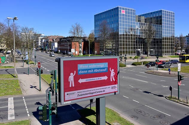 04 04 20, Essen, North Rhine-Westphalia, Germany Impact of the Corona Crisis in Germany Information for Citizens on Behaviours on a Digital Advertising Monitor at Alfredstrasse B224 in the Essen City Area Everyday Life during the Corona Crisis
