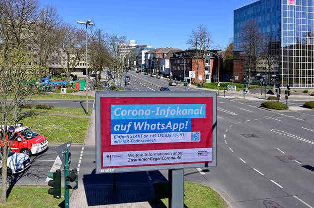 04 04 20, Essen, North Rhine-Westphalia, Germany Impact of the Corona Crisis in Germany Information for Citizens on Behaviours on a Digital Advertising Monitor at Alfredstrasse B224 in the Essen City Area Everyday Life during the Corona Crisis