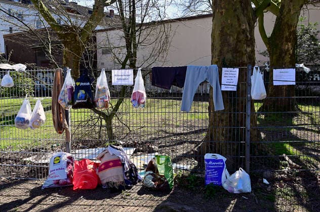 04 04 20, Essen, North Rhine-Westphalia, Germany Impact of the Corona Crisis in Germany View of a gift fence in Essen Ruettenscheid Here homeless and needy people can take food and other essential things for their daily needs Everyday life during the Corona Crisis