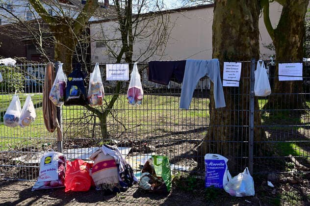 04 04 20, Essen, North Rhine-Westphalia, Germany Impact of the Corona Crisis in Germany View of a gift fence in Essen Ruettenscheid Here homeless and needy people can take food and other essential things for their daily needs Everyday life during the Corona Crisis