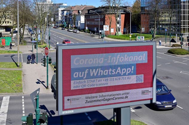 04 04 20, Essen, North Rhine-Westphalia, Germany Impact of the Corona Crisis in Germany Information for Citizens on Behaviours on a Digital Advertising Monitor at Alfredstrasse B224 in the Essen City Area Everyday Life during the Corona Crisis