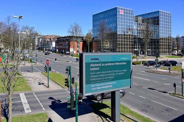 04 04 20, Essen, North Rhine-Westphalia, Germany Impact of the Corona Crisis in Germany Information for Citizens on Behaviours on a Digital Advertising Monitor at Alfredstrasse B224 in the Essen City Area Everyday Life during the Corona Crisis