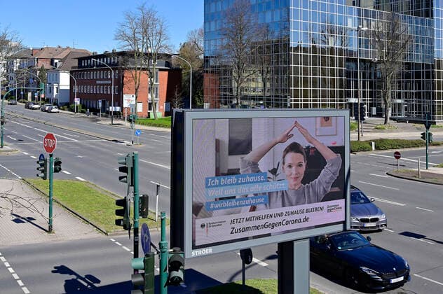 04 04 20, Essen, North Rhine-Westphalia, Germany Impact of the Corona Crisis in Germany Information for Citizens on Behaviours on a Digital Advertising Monitor at Alfredstrasse B224 in the Essen City Area Everyday Life during the Corona Crisis