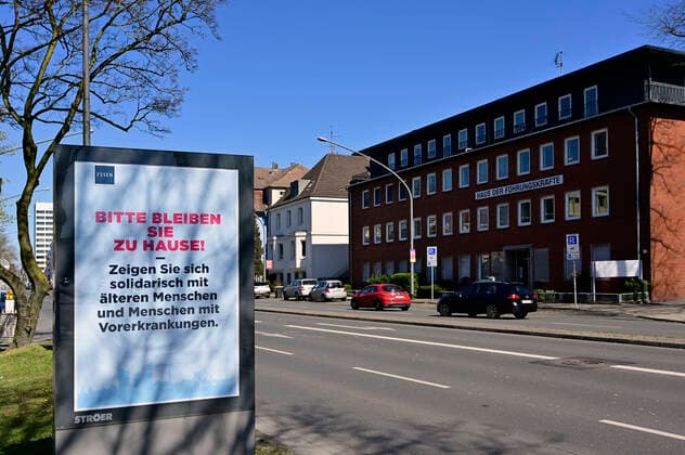 04 04 20, Essen, North Rhine-Westphalia, Germany Impact of the Corona Crisis in Germany Information for Citizens on Behaviours on a Digital Advertising Monitor at Alfredstrasse B224 in the Essen City Area Everyday Life during the Corona Crisis