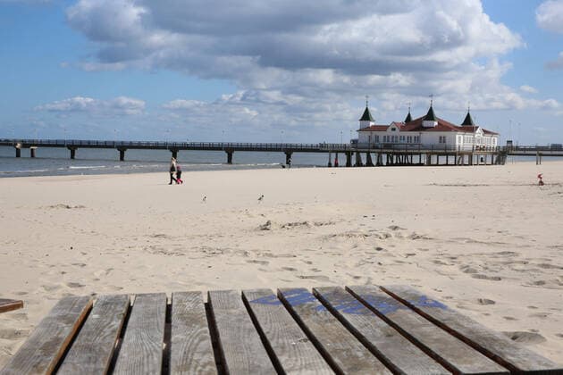 No longer at the sea View on Saturday 04 04 2020 of the almost empty seaside resort of Ahlbeck County Vorpommern Greifswald The town currently provides a foretaste of the upcoming Easter weekend According to a regulation of the local state government, locals will no longer be allowed to take long walks on the beaches
