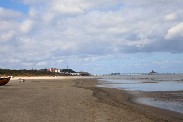 No longer at the sea View on Saturday 04 04 2020 of the almost empty seaside resort of Ahlbeck County Vorpommern Greifswald The town currently provides a foretaste of the upcoming Easter weekend According to a regulation of the local state government, locals will no longer be allowed to take long walks on the beaches
