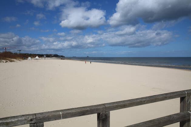 No longer at the sea View on Saturday 04 04 2020 of the almost empty seaside resort of Ahlbeck County Vorpommern Greifswald The town currently provides a foretaste of the upcoming Easter weekend According to a regulation of the local state government, locals will no longer be allowed to take long walks on the beaches