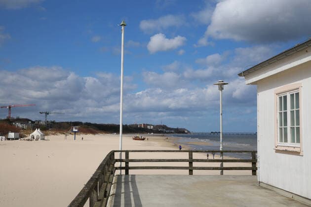 No longer at the sea View on Saturday 04 04 2020 of the almost empty seaside resort of Ahlbeck County Vorpommern Greifswald The town currently provides a foretaste of the upcoming Easter weekend According to a regulation of the local state government, locals will no longer be allowed to take long walks on the beaches