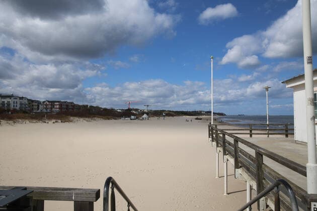 No longer at the sea View on Saturday 04 04 2020 of the almost empty seaside resort of Ahlbeck County Vorpommern Greifswald The town currently provides a foretaste of the upcoming Easter weekend According to a regulation of the local state government, locals will no longer be allowed to take long walks on the beaches