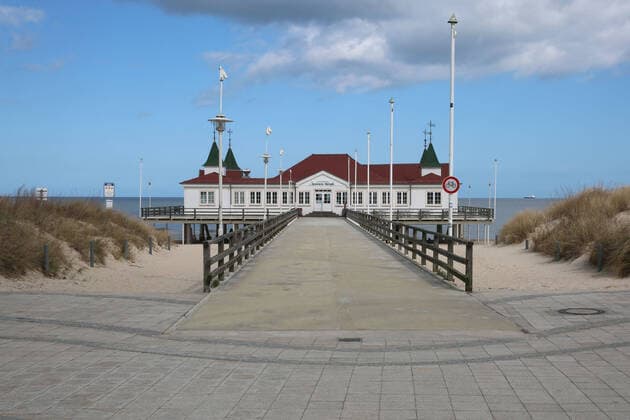 No longer at the sea View on Saturday 04 04 2020 of the almost empty seaside resort of Ahlbeck County Vorpommern Greifswald The town currently provides a foretaste of the upcoming Easter weekend According to a regulation of the local state government, locals will no longer be allowed to take long walks on the beaches
