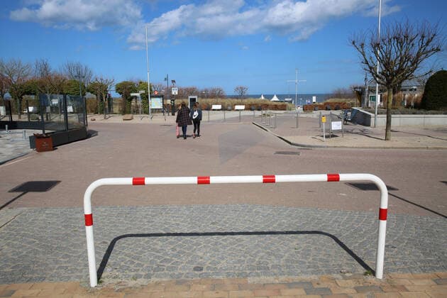 No longer at the sea View on Saturday 04 04 2020 of the almost empty seaside resort of Ahlbeck County Vorpommern Greifswald The town currently provides a foretaste of the upcoming Easter weekend According to a regulation of the local state government, locals will no longer be allowed to take long walks on the beaches
