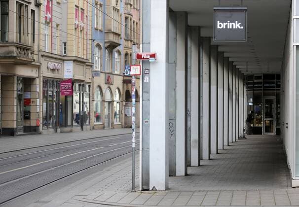 Corona 04 04 2020 , Erfurt, the city centre is as if extinct due to the Corona crisis, people should stay at home as much as possible, in the picture view into the empty Schlösserstrasse