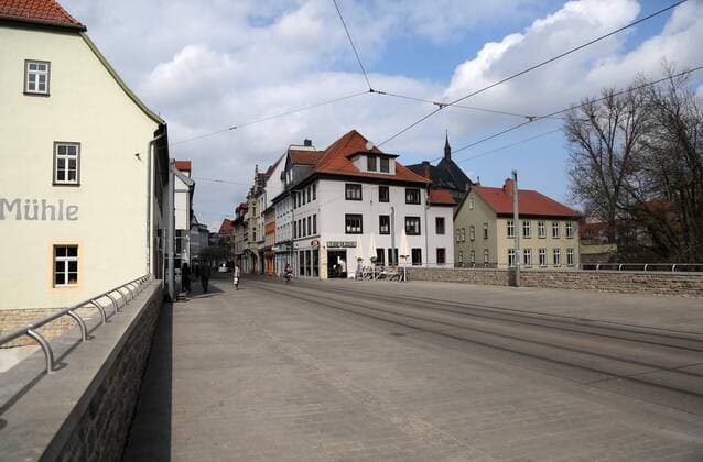 Corona 04 04 2020 , Erfurt, the city centre is as if extinct due to the Corona crisis, people should stay at home as much as possible, in the picture view into the Schlösserstrasse