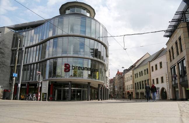 Corona 04 04 2020 , Erfurt, the city centre is as extinct as ever due to the Corona crisis, people should stay at home as much as possible, in the picture view into the Schlösserstrasse, all shops are closed