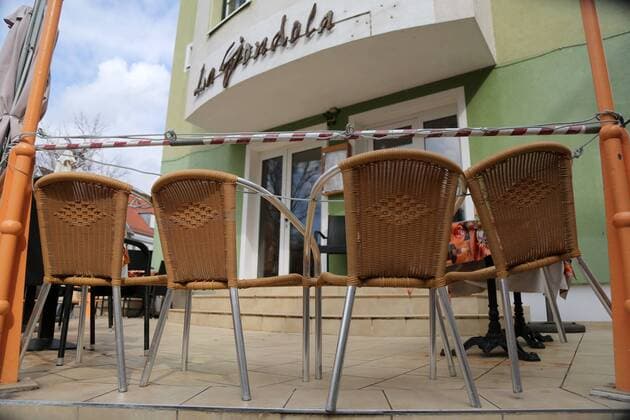 Corona 04 04 2020 , Erfurt, the city center is due to the Corona crisis as extinct, people should stay at home as best they can, in the picture in front of the restaurant La Gondola stand chairs, a barrier is attached, all shops and restaurants are closed