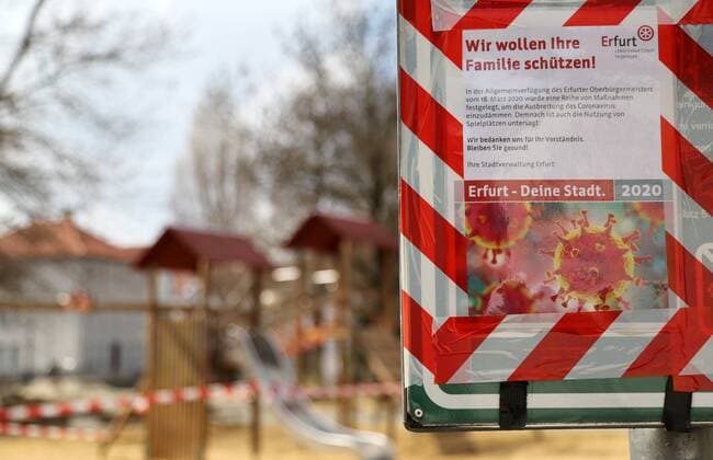 Corona 04 04 2020 , Erfurt, the city centre is as extinct as ever due to the corona crisis, people should stay at home as much as possible, in the picture a sign at the playground behind the Krämerbrücke indicates the closure and the corona virus all playgrounds are closed due to the pandemic