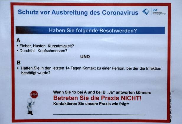 Corona 04 04 2020 , Erfurt, the city center is due to the corona crisis as extinct, people should stay at home as much as possible, stay at home in the picture sign at a doctors office with information about corona, who has symptoms, should not enter the office