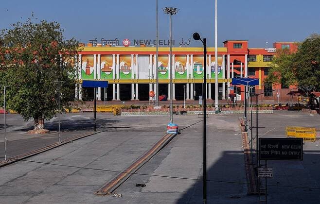 NEW DELHI, INDIA APRIL 4: A deserted view of New Delhi Railway Station on day eleven of the 21 day nationwide lockdown to curb the spread of coronavirus, on April 4, 2020 in New Delhi, India. (Photo by Biplov Bhuyan Hindustan Times ) India Goes Into 21 Day Lockdown Due To Coronavirus COVID 19