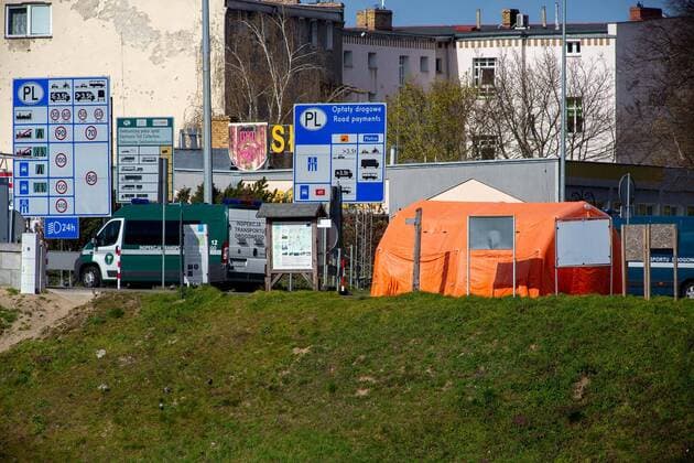 Germany Frankfurt Oder 03 04 2020 in Times of Corona Impressions from Frankfurt an der Oder Border bridge towards Slubice Poland Officers are standing in protective clothing and checking vehicles and passers-by red tent City Impressions from Frankfurt an der Oder