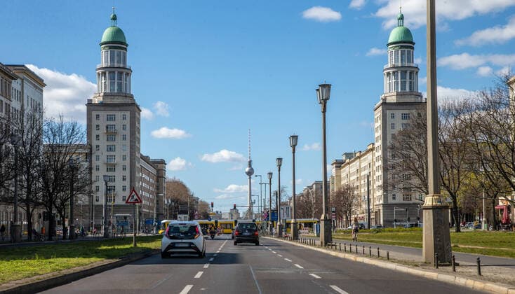 Coronavirus in Berlin Berlin, 04 04 2020, Frankfurter Tor Because of the coronavirus the Frankfurter Allee is unusually deserted On the street there is little traffic and few pedestrians cross at a great distance In the background towers at Frankfurter Tor and TV tower in bright sunshine Berlin Berlin Deutschland City Ost